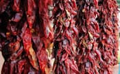 目にも鮮やかな乾燥唐辛子の長い束が、メキシコの市場を彩る。(C)Thomas Sztanek/Shutterstock