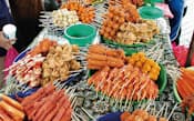 1日の断食が終わる頃、整然と盛りつけられた串焼きが空腹の買い物客を誘う(c)Teh Eng Koon/AP/Press Association Images
