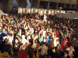 ニコニコ超会議 会場には9万人超が集結 日本経済新聞 ニコニコ超会議 会場には9万人超が集結 日本経済新聞