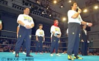 WAR旗揚げ戦であいさつする（1992年7月14日、後楽園ホール）=東京スポーツ新聞社提供