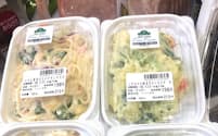 トップバリュ グリーンアイフリーフロムシリーズの新商品「ツナと野菜のスパゲティサラダ」（左上、105グラム入り税別198円）、「こだわり野菜のポテトサラダ」（右上、105グラム入り税別198円）
