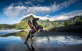 ヒバ・オア島の黒い砂浜で、馬と共に躍動するジェレミ・ケフエヒトゥ（PHOTOGRAPH BY JULIEN GIRARDOT）