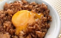 卵の使い方や調味料によって卵かけご飯の種類は無限大　写真はしょうゆご飯＋黄身だけの卵かけご飯