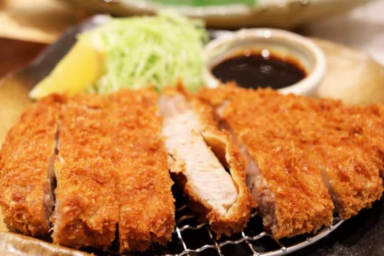 トンカツ好きなら塩で食べて 衣サクサク肉の甘み増す Nikkei Style トンカツ好きなら塩で食べて 衣サクサク肉の甘み増す Nikkei Style