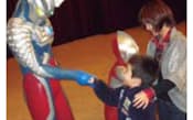 ウルトラ戦士たちも被災地を訪れて、ウルトラヒーローショーや炊き出しなどで子どもたちを励ましている。詳しくは、「ウルトラマン基金」公式サイトへ。http://www.ultraman-kikin.jp/