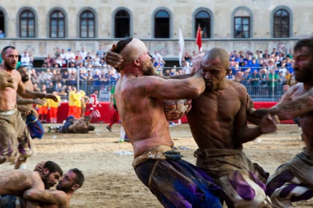 格闘こそ見もの 超過激なフィレンツェのフットボール Nikkei Style 格闘こそ見もの 超過激なフィレンツェのフットボール Nikkei Style