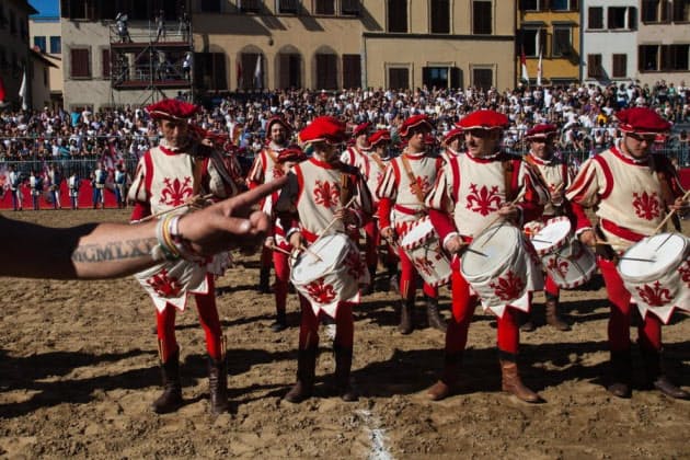 格闘こそ見もの 超過激なフィレンツェのフットボール Nikkei Style 格闘こそ見もの 超過激なフィレンツェのフットボール Nikkei Style