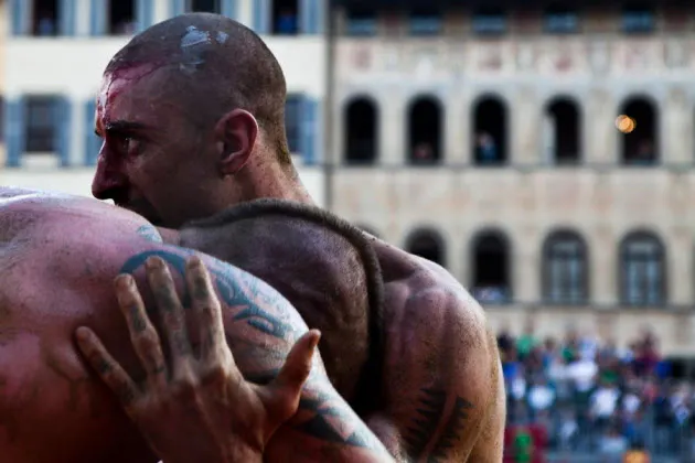 格闘こそ見もの 超過激なフィレンツェのフットボール Nikkei Style 格闘こそ見もの 超過激なフィレンツェのフットボール Nikkei Style