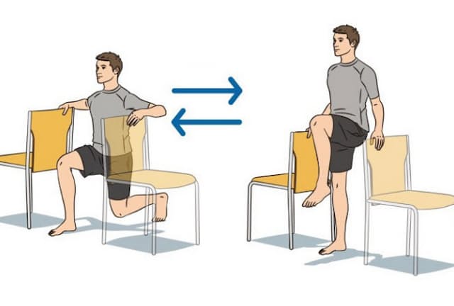 中野さんが考案した血糖値を下げるエクササイズでは、椅子に手をかけてバランスを取りながら、スクワットや膝上げをリズミカルに繰り返していく
