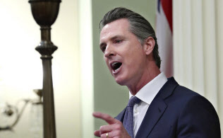 昨年11月の選挙で知事に当選したカリフォルニア州のニューサム知事は12日の演説で、IT大手は「データ配当金」を負担すべきだと主張した=AP 昨年11月の選挙で知事に当選したカリフォルニア州のニューサム知事は12日の演説で、IT大手は「データ配当金」を負担すべきだと主張した=AP