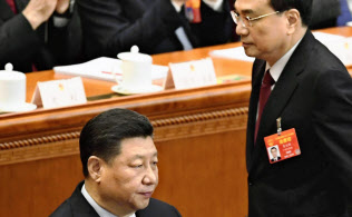 開幕した中国全人代で、政府活動報告のため席を立つ李克強首相。左は習近平国家主席(5日、北京の人民大会堂)=共同 開幕した中国全人代で、政府活動報告のため席を立つ李克強首相。左は習近平国家主席(5日、北京の人民大会堂)=共同