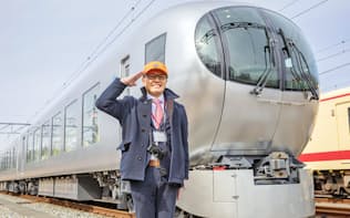  西武鉄道の「001系 Laview（ラビュー）」と南田裕介さん
