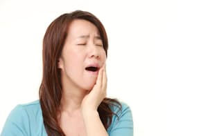 軟膏（なんこう）を塗るなどしても口内炎が2週間以上治らない場合は、口腔がんの初期症状である場合がある。写真はイメージ=(c)jedimaster-123RF