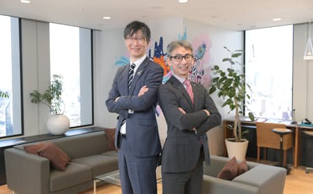 島田太郎・東芝執行役待遇コーポレートデジタル事業責任者（左）と長島聡社長