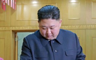 北朝鮮の最高人民会議の代議員選挙の投票をする金正恩委員長=10日、平壌(朝鮮中央通信=共同) 北朝鮮の最高人民会議の代議員選挙の投票をする金正恩委員長=10日、平壌(朝鮮中央通信=共同)