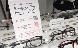 眼鏡チェーンのジンズは東京・上野にAI（人工知能）やショールーミングに対応した次世代型店舗「JINS BRAIN Lab. エキュート上野店」を開設した
