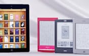 図1　電子書籍は、タブレット端末と電子書籍リーダーのどちらで読みたいか。写真左から、アップルの「新型iPad」、ソニーの「リーダーPRS-T1」、コボの「コボ タッチ」、アマゾン・ドット・コムの「キンドル タッチ」