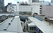 渋谷駅の構造は実に複雑。地下鉄銀座線は地上3階を走り、その右手に東急百貨店東横店の東館が見える。左奥に見えるのは東急東横線のホーム
