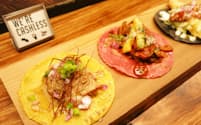 「タコ ファナティコ」の人気タコス3種　角煮（左）、エビの天ぷら（右）などユニークな具材も　中央はメキシコ流グリル豚を使ったタコス　サイズは小ぶりで価格は200円台からと手軽