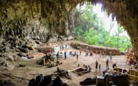 インドネシアのフローレス島にある石灰岩のリアンブア洞窟で、発掘調査を行う考古学者。ここから、謎の原人ホモ・フロレシエンシスの化石が発見された。（COURTESY LIANG BUA TEAM）