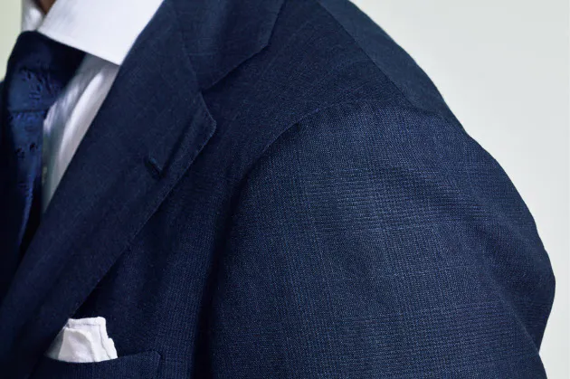 紺スーツ 白シャツに捻り技 ちょい柄で装いに奥行き Nikkei Style 紺スーツ 白シャツに捻り技 ちょい柄で装いに奥行き Nikkei Style
