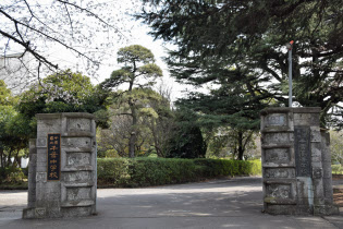 千葉高校・中学の正門。高校の表示板は長い歴史を感じさせる