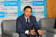 大阪府泉佐野市はふるさと納税で2018年度に受け入れる寄付額が360億円に上る見通しだ(記者会見する千代松大耕・泉佐野市長)