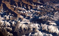 ヒマラヤ山脈に踊る影。国際宇宙ステーションから宇宙飛行士が撮影した（PHOTOGRAPH BY NASA）