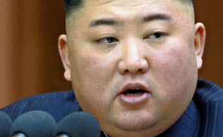 12日の最高人民会議で演説する金正恩委員長=朝鮮中央通信・ロイター 12日の最高人民会議で演説する金正恩委員長=朝鮮中央通信・ロイター