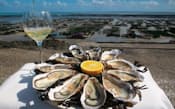 果実味が残る辛口白ワインのミュスカデ。ブルターニュ半島の海岸沿いでは、生牡蠣を食べるときの定番ワイン(C) SGM / www.photolibrary.com