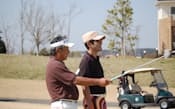 「ゴルフと仕事は、とてもよく似ている」と話す山崎氏（右）と佐久間氏