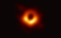 地上の電波望遠鏡をつないだ地球サイズの巨大望遠鏡「イベント・ホライズン・テレスコープ（ELT）」が、おとめ座銀河団の大質量銀河M87の中心にある超大質量ブラックホールとブラックホールシャドウの画像撮影に史上初めて成功した（PHOTOGRAPH BY EVENT HORIZON TELESCOPE COLLABORATION）