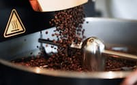 焙煎日なら、焼きあがった豆が落ちる瞬間や冷ましているところを目の前で見ることができる「Little Darling Coffee Roasters」