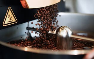 焙煎日なら、焼きあがった豆が落ちる瞬間や冷ましているところを目の前で見ることができる「Little Darling Coffee Roasters」