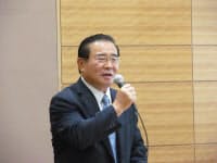シンポジウムを共催した、活字文化議員連盟の会長である山岡賢次衆議院議員が冒頭に挨拶。デジタル教科書導入への危機感を訴え、幅広い議論が必要だと話した