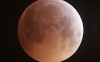 NASAのデータは、隕石衝突によって、月面から驚くほど大量の水が放出されていることを示した。写真は月食時の月（PHOTOGRAPH BY CHRISTIAN FR&#x00D6;SCHLIN）