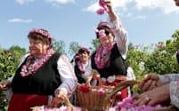 毎年6月最初の週末に開催されるバラ祭り。ブルガリアの伝統的な民族衣装を着た女性たちがバラの花を摘む（Photograph by Yana Paskova）