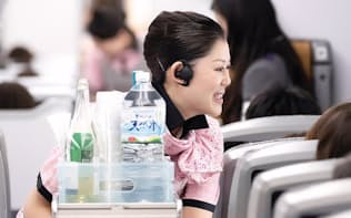 客室乗務員は片耳にBluetoothイヤホンマイクを装着する（写真提供:全日本空輸）