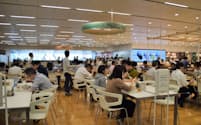 ソニーの社員食堂「Plat」　約1250席にも及ぶ広さで、ランチのピーク時は多くの従業員でにぎわう