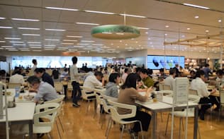 ソニーの社員食堂「Plat」　約1250席にも及ぶ広さで、ランチのピーク時は多くの従業員でにぎわう