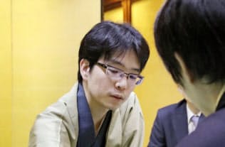 第77期名人戦7番勝負の第4局で佐藤天彦名人(手前)を破り、名人位を獲得した豊島将之二冠(17日午後、福岡県飯塚市)=共同 第77期名人戦7番勝負の第4局で佐藤天彦名人(手前)を破り、名人位を獲得した豊島将之二冠(17日午後、福岡県飯塚市)=共同