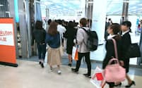 インターン募集の企業ブースが集まるイベントに詰めかける就活生たち（5月18日　東京・池袋）