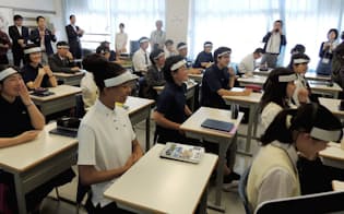 生徒の頭にセンサーを取り付けて授業中の脳の活動具合を計測する
