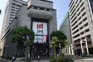 東証には全体で約3700社が上場している(日本橋兜町の東京証券取引所)