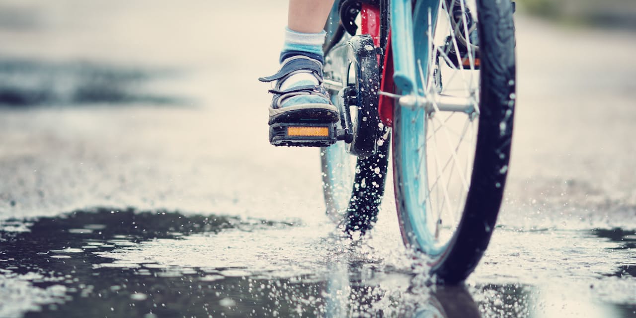 突然の雨でも快適 梅雨のサイクリング対策グッズ Nikkei Style 突然の雨でも快適 梅雨のサイクリング対策グッズ Nikkei Style
