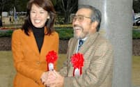 2004年12月、有森さんの銅像が制作された岡山県陸上競技場前で笑顔を見せる有森裕子さん（左）と小出義雄さん=共同