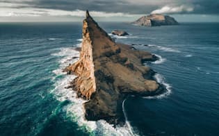 北大西洋フェロー諸島にあるティンドホウオルム島。カミンズ氏は険しい地形を何キロも歩いた末に、この息をのむほどの景観に出会った。「荒々しく飾り気のない美しさを見ると、自然のはかなさを感じます」（PHOTOGRAPH BY GARY CUMMINS）