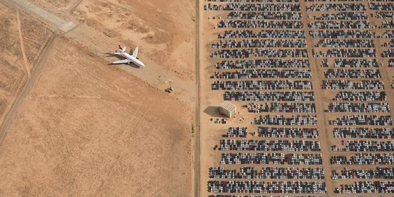 米国の砂漠に何千台ずらり 車と飛行機の墓場の絶景 Nikkei Style 米国の砂漠に何千台ずらり 車と飛行機の墓場の絶景 Nikkei Style