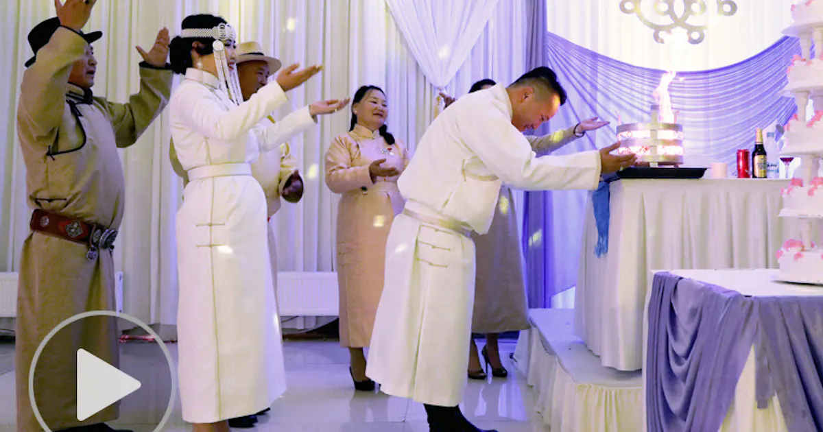 せかい旬景 結婚披露宴でともす 幸福の火 モンゴル 日本経済新聞 せかい旬景 結婚披露宴でともす 幸福の火 モンゴル 日本経済新聞