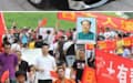襲撃後すぐに旗を付けるポールを直した丹羽大使の公用車（写真上）と広州での反日デモ